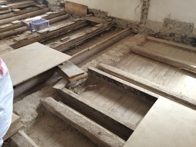 Altbausanierung: freigelegter Bodenaufbau während der Arbeiten