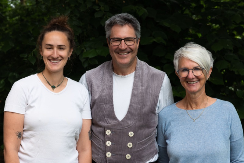 Madita, Harald und Silvia Irl vor dem Firmengelände